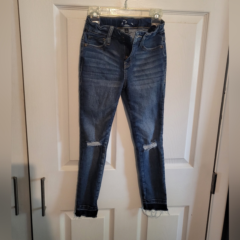 Girls size small distressed stretch jeans.
